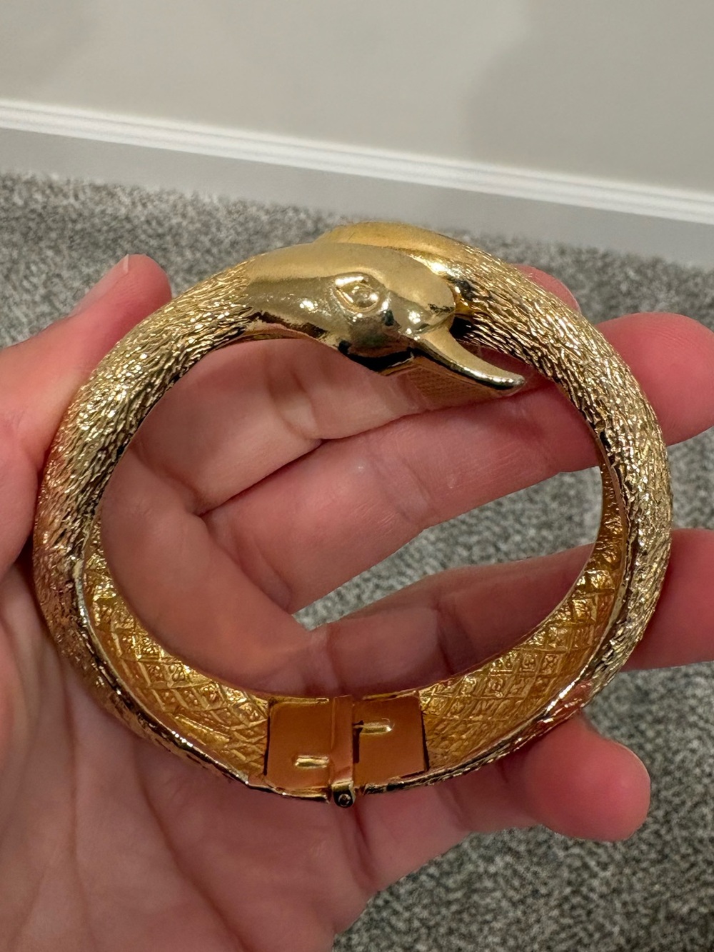 Castlecliff Double Swan Head Hinged Bangle